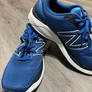 New Balance Blue Athletic Shoes with Breathable Mesh and Cushioned Sole